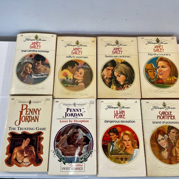 Large Lot of 37 Vintage "Harlequin Presents" Romantic Novels - Good condition! - Picture 5 of 8
